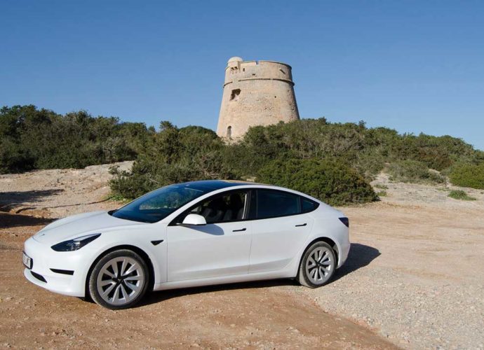 empresas alquiler coches en Ibiza renuevan la flota de vehículos por Tesla